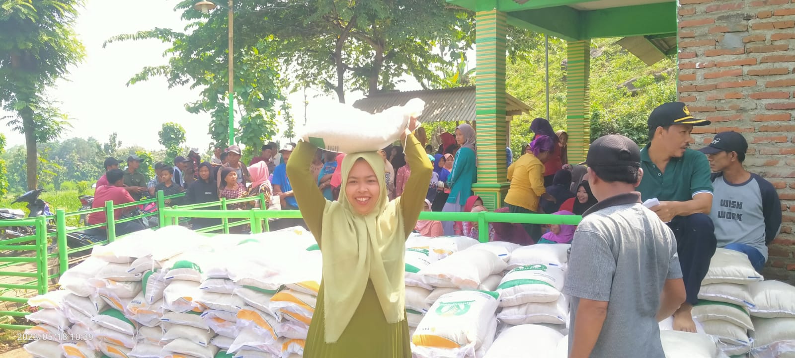 PENYALURAN BERAS BANTUAN DARI BADAN KETAHANAN PANGAN NASIONAL